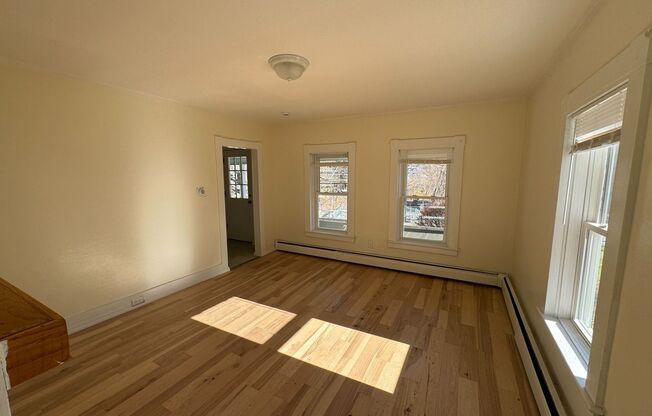 3 beds, 1.5 baths, $2,400, Unit 21 Maple St