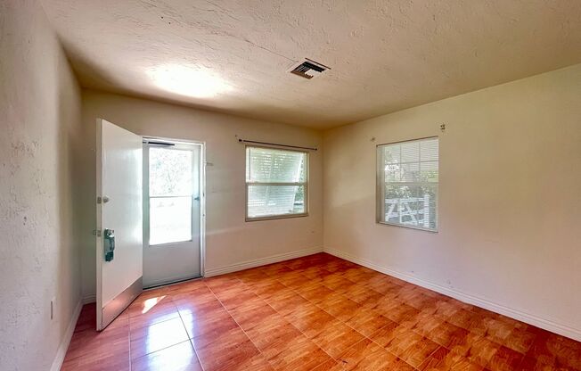 Affordable 1/2-duplex residence located in the desirable East Orlando area!