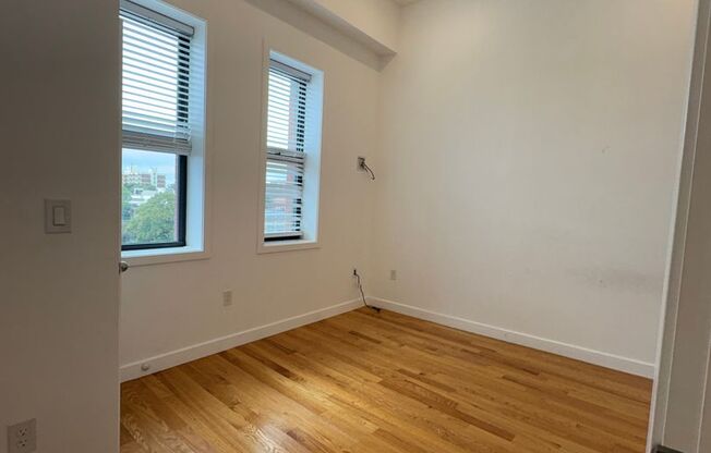 2 beds, 1 bath, 9,999 sqft, $2,250, Unit 64-403