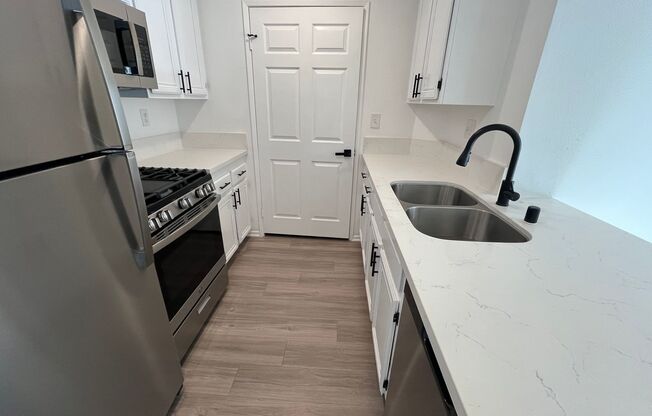 2 beds, 1.5 baths, 1,150 sqft, $1,998, Unit 305