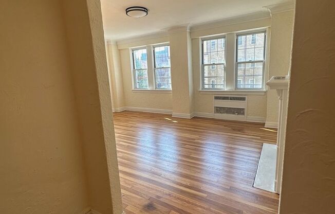 2 beds, 2 baths, 1,303 sqft, $2,200, Unit New King Edward 202