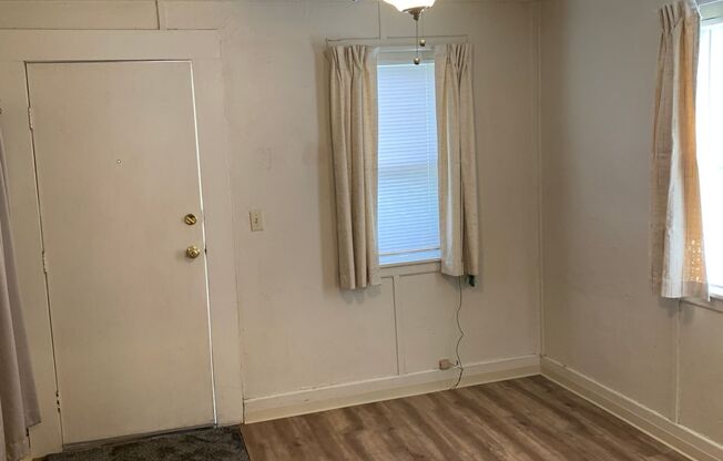 Studio, 1 bath, 320 sqft, $900, Unit 9