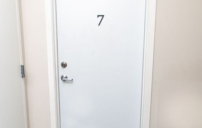 2 beds, 1 bath, $1,050, Unit 4001 Holdrege St. #7