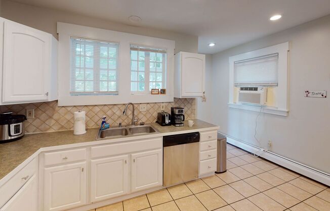 Charming and Spacious 5BD 2.5BA House in Beaver Hills!
