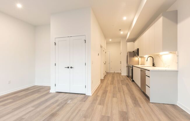 Studio, 1 bath, 550 sqft, $1,315, Unit 403