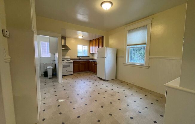 Charming 2-Bedroom Ground-Floor Duplex with Private Garage & Backyard – San Francisco