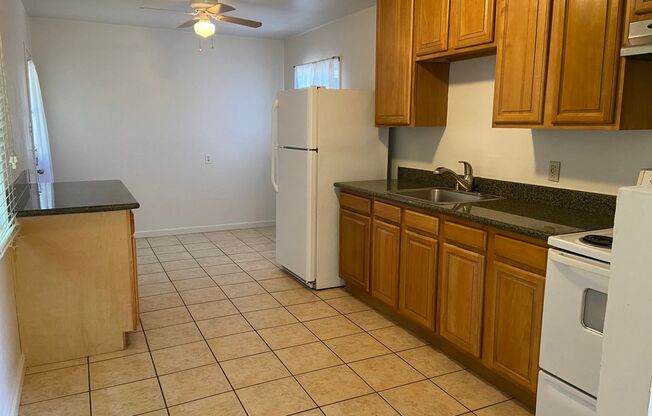 Well maintained 2 bed/1 bath unit in heart of Walnut Creek