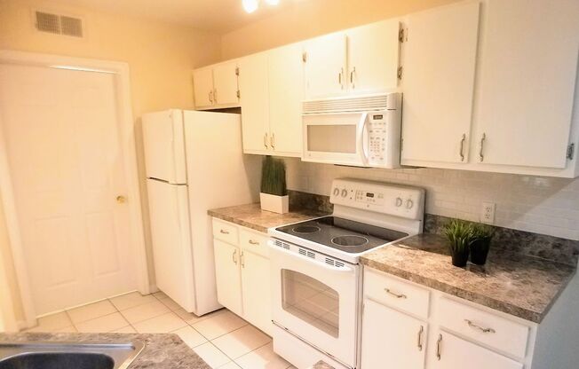 For Rent Beautiful 1/1 w covered GARAGE Condo @ Crest close to UCF  and Valencia College !!!