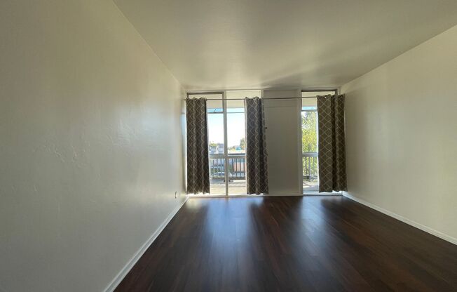 Burlingame Updated Studio Available