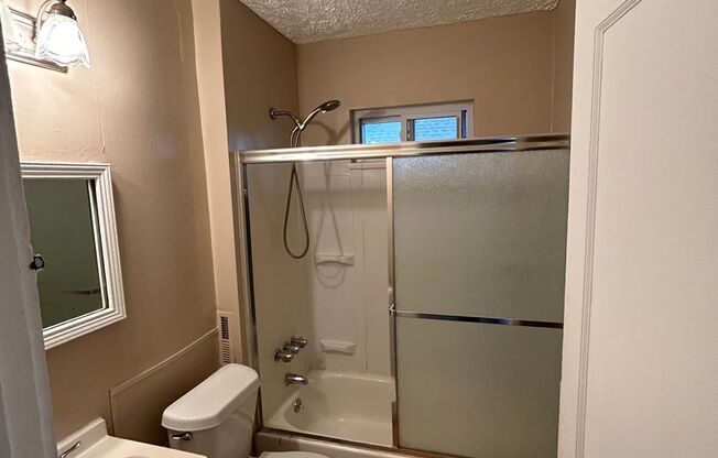 2 beds, 1 bath, $800, Unit 3556 W 63rd St UP