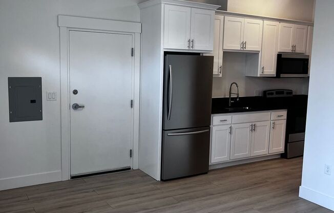 Studio, 1 bath, 400 sqft, $1,050, Unit 105