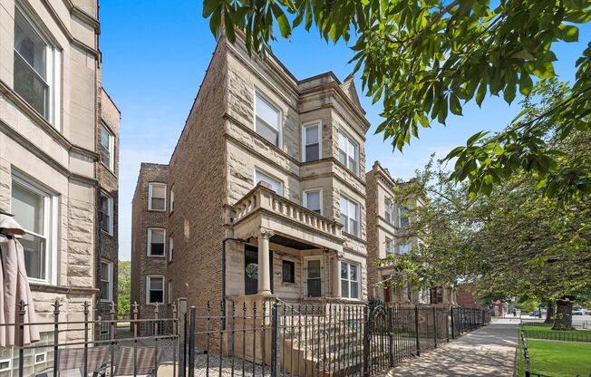 3106 W Fullerton Ave