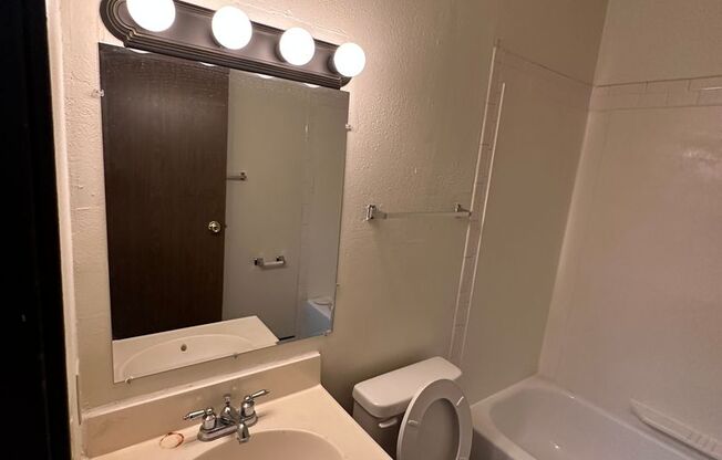 2 beds, 1 bath, $645, Unit 07