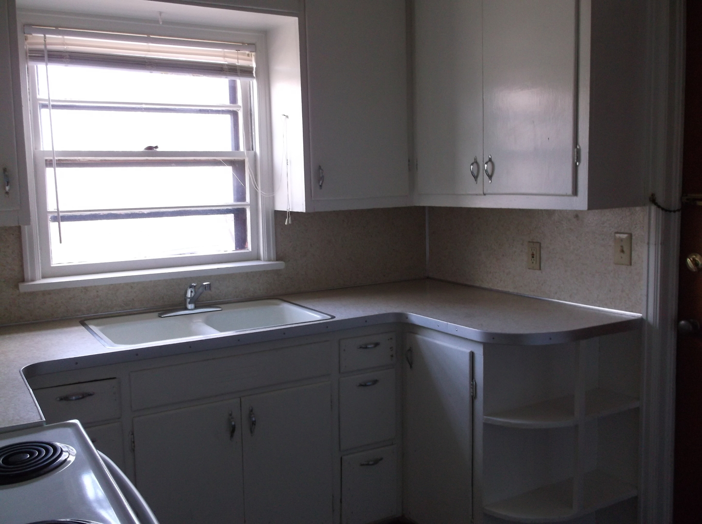 2 BEDROOM, 1 BATHROOM, DUPLEX WITH ALL UTILITIES INCLUDED!