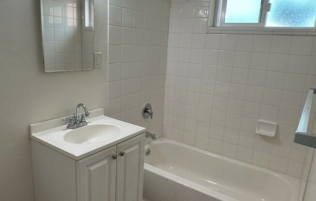 2 beds, 1 bath, $2,125, Unit 3228 Lemon