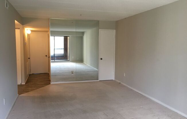 Quaint 1 BR Condo in Columbia with Sunroom!