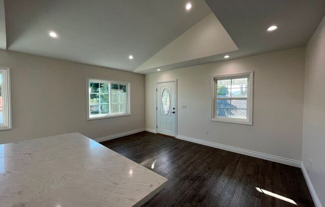 AVAILABLE NOW! 1+1 w/all appliances + private laundry! (21103 Mayall)