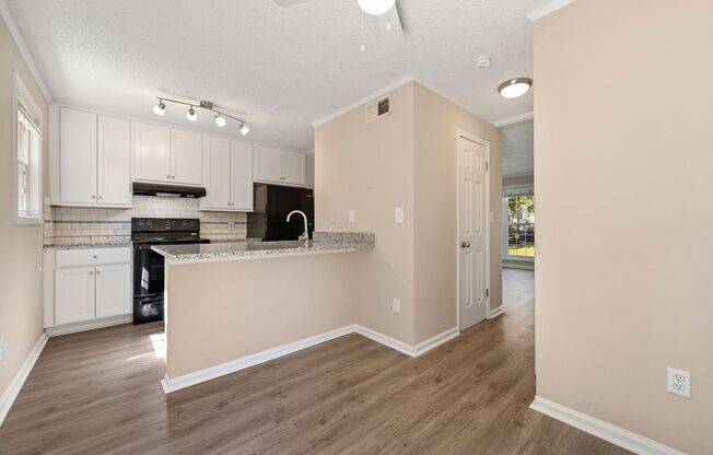Charming End Unit Townhome near Downtown Durham with 2 Beds/1.5 Baths