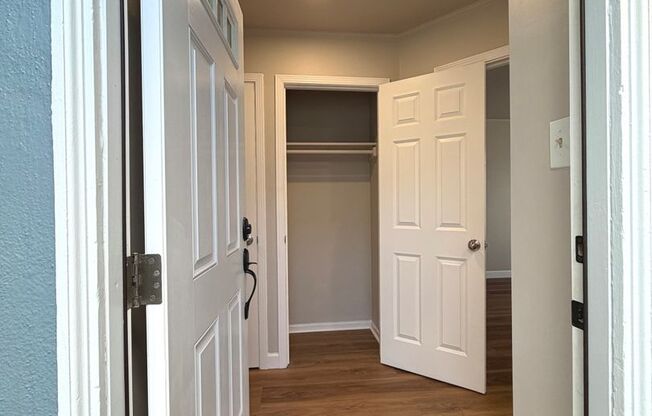 TOTAL REMODEL LARGE BRIGHT 1800sf 3BR/2BA/2GR Cayuga Terrace Home AVAILABLE NOW