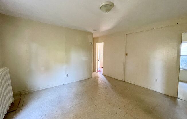 3 beds, 1 bath, $1,300, Unit Apt # 1