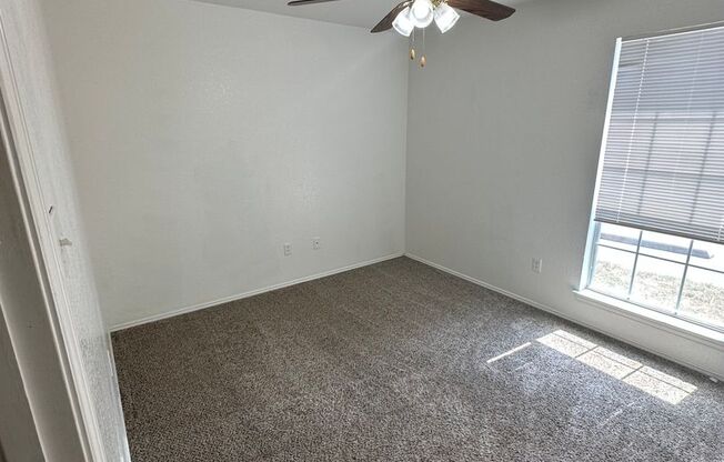 2 beds, 1 bath, 900 sqft, $1,000