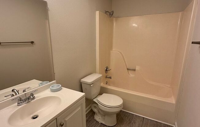 2 beds, 1 bath, $800, Unit Apt 17