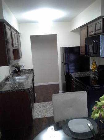 2 beds, 1 bath, 828 sqft, $1,095, Unit 18-101