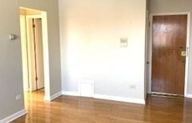 2 beds, 1 bath, $1,600, Unit 35