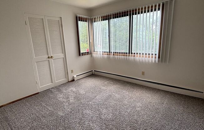 3 beds, 1.5 baths, 1,204 sqft, $1,569, Unit 5176 04