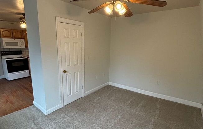 Studio, 1 bath, $875, Unit 10 Alpine Street #33