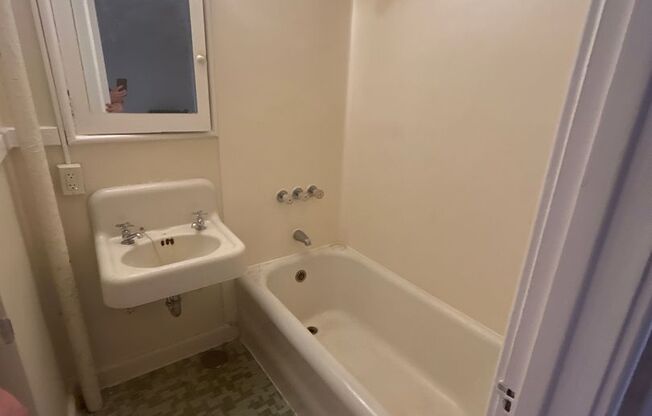Studio, 1 bath, 420 sqft, $1,795, Unit 16