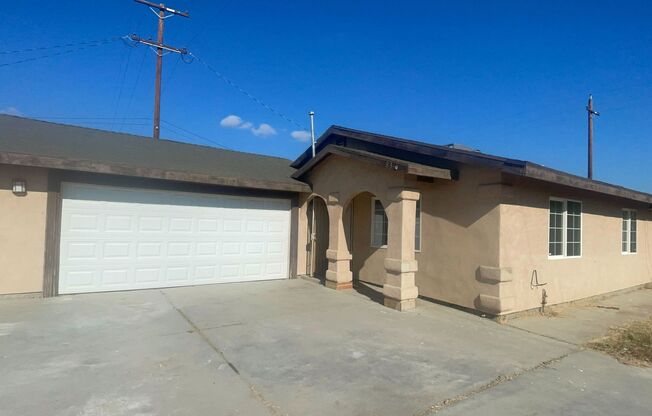 Charming 4-Bedroom Home with Modern Amenities in Shafter, CA