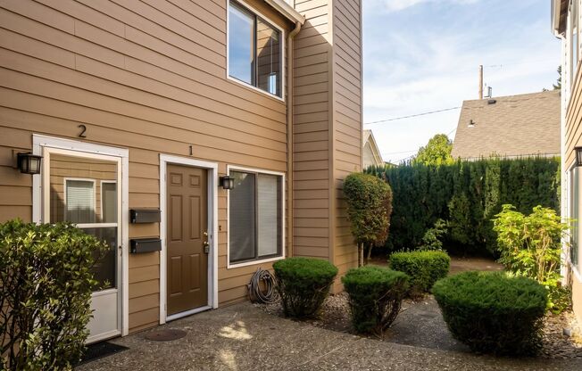 2 Bed Townhome in Heart of Sellwood, Brand New Flooring & AC Minisplits