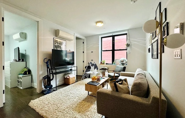 3 beds, 1 bath, $4,300, Unit 4W