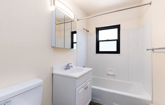 1 bed, 1 bath, 700 sqft, $1,595, Unit B306