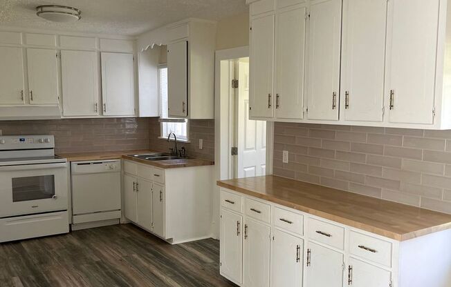 Adorable Cottage in East Nashville, Newly Renovated w 4 Bedrooms/ 2 Baths
