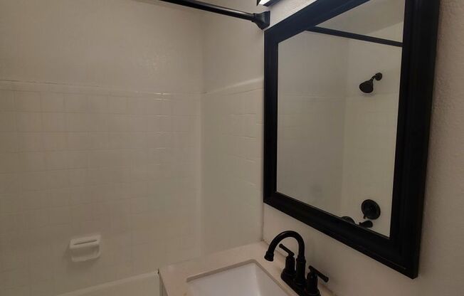 Studio, 1 bath, 400 sqft, $825, Unit 103