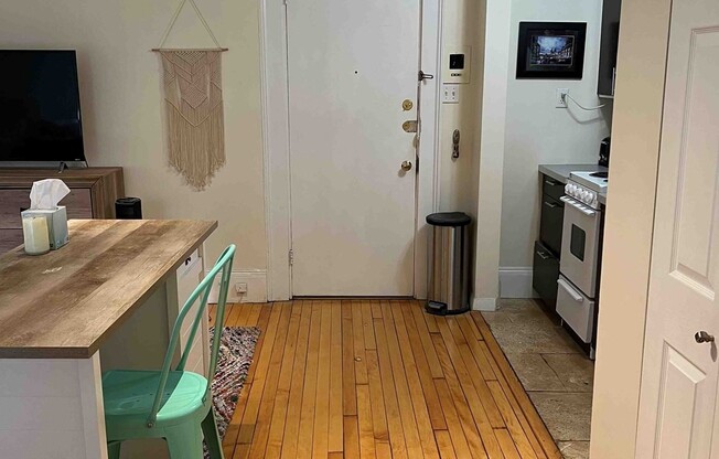 Studio, 1 bath, 350 sqft, $2,200, Unit 4