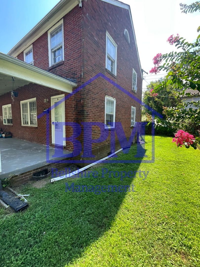 Freshly Renovated 3 Bed, 1 Bath Duplex – Great Berry St Location!