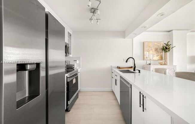 2 beds, 2 baths, 990 sqft, $4,000, Unit 600 NE 36th St # 1414