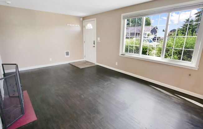 2 Beds and 1 Bath Charming Single-Family Home is Available for Rent!