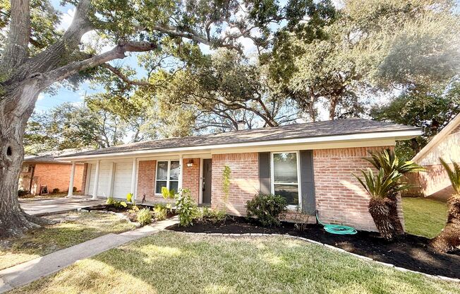 Elegant 3/2/2 home in Maplewood near Meyerland!