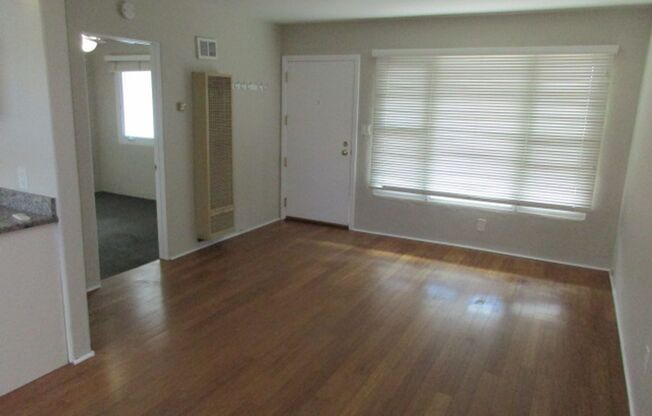 Point Loma Duplex - One Bedroom - Wood Floors - Private Yard - Parking Space - Solar Electricity