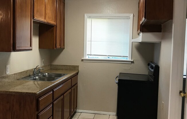 3 beds, 1 bath, 956 sqft, $2,350, Unit T07