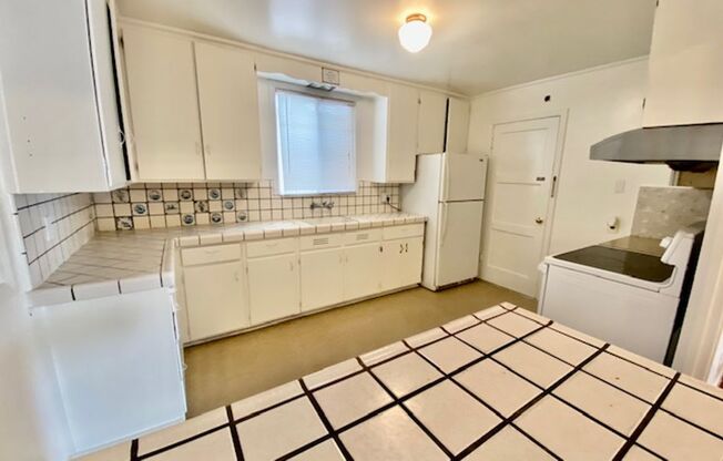5 Bed / 2 Bath Single Family Home in Daly City - Convenient Location!