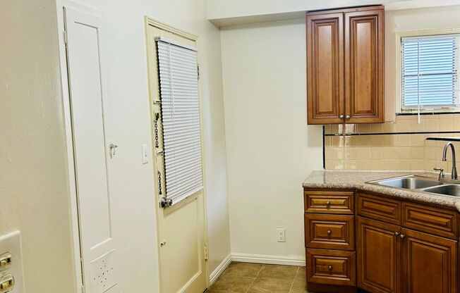 Studio, 1 bath, 600 sqft, $1,300, Unit 3