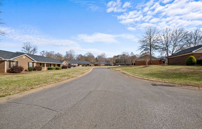 1 bed, 1 bath, 624 sqft, $975, Unit 906-906D Foxcroft
