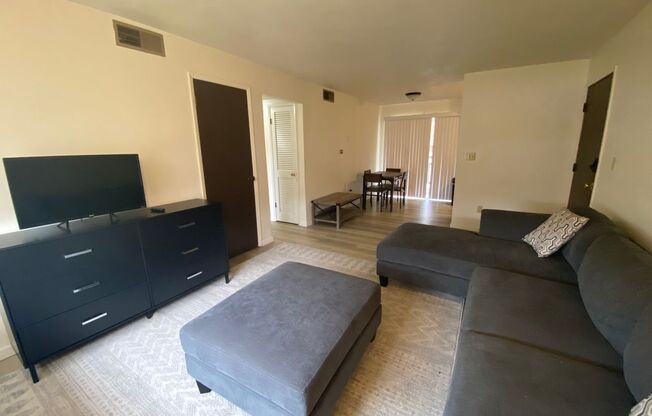 2 beds, 1 bath, 745 sqft, $1,100, Unit 700-6