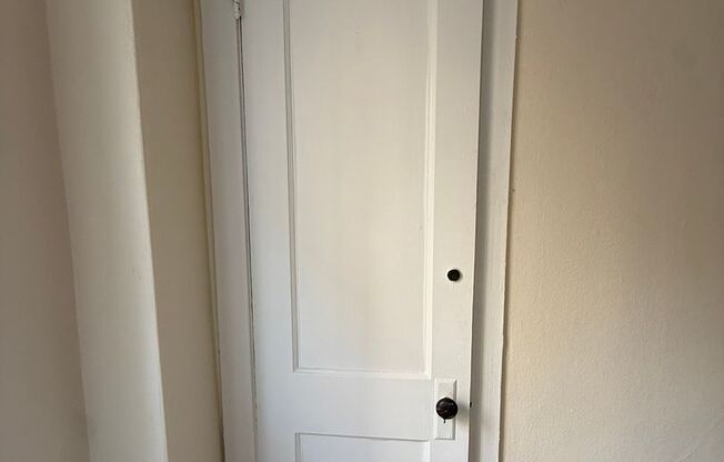 Studio, 1 bath, 295 sqft, $1,175, Unit Old King Edward 731