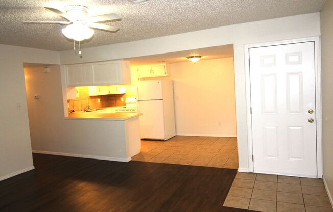 2 beds, 1 bath, 975 sqft, $925, Unit 999